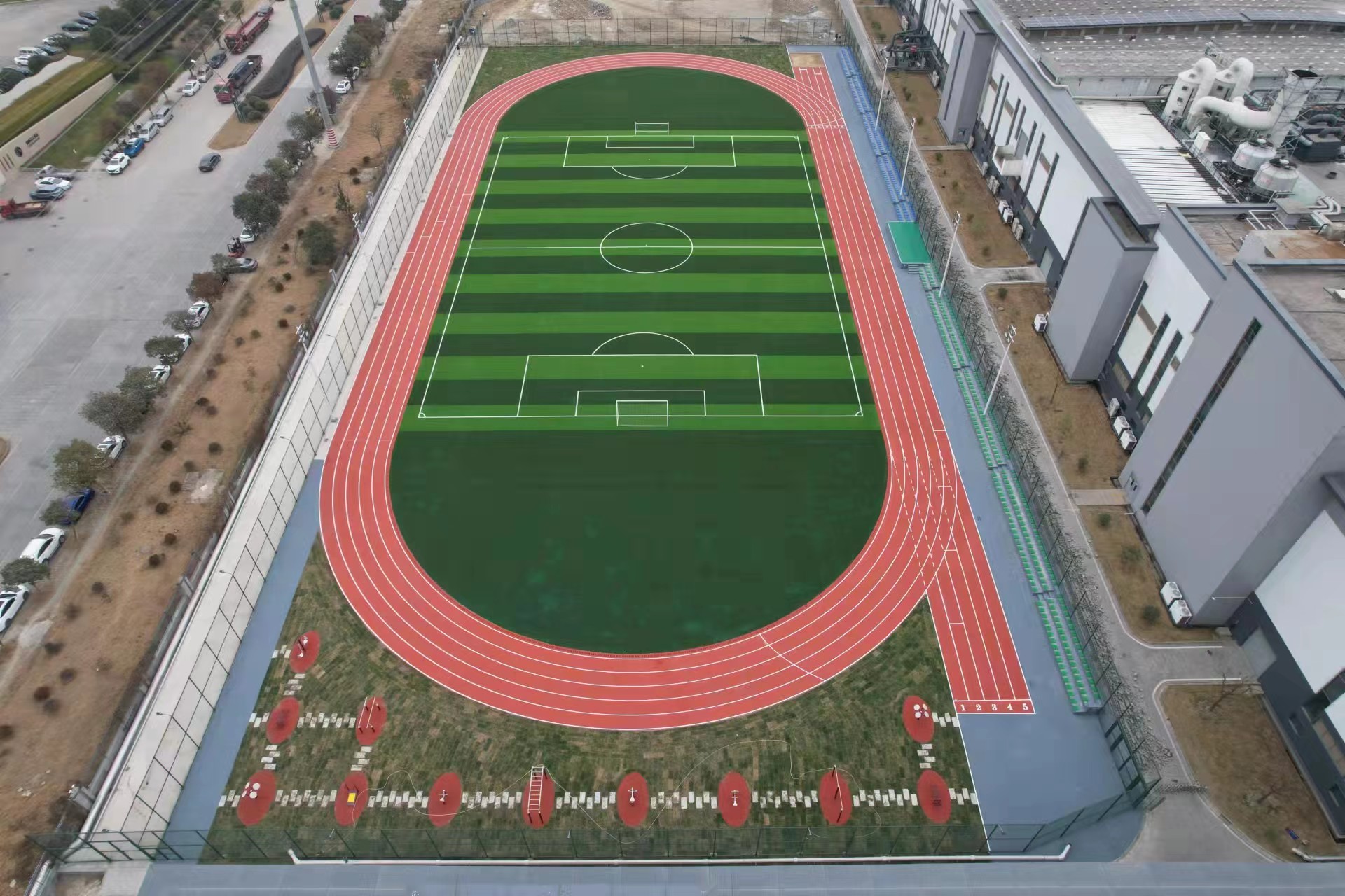 塑膠跑道廠家怎樣選擇，塑膠跑道廠家前期施工，溢邦體育給您解答