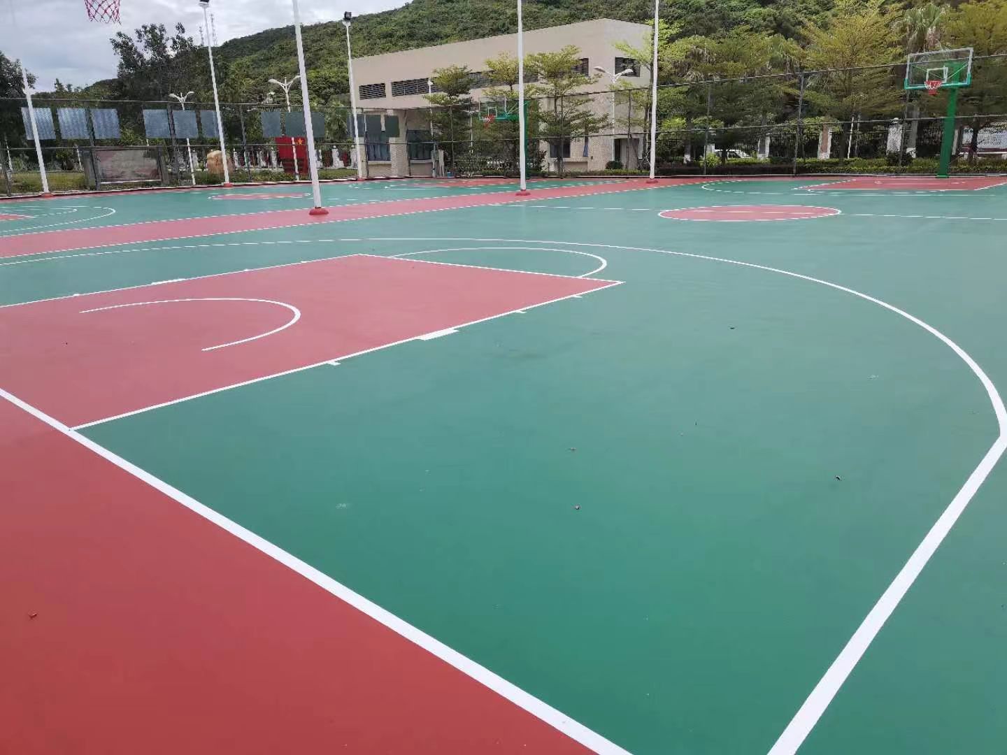 硅pu籃球場造價與選擇，2023溢邦體育廠家報價