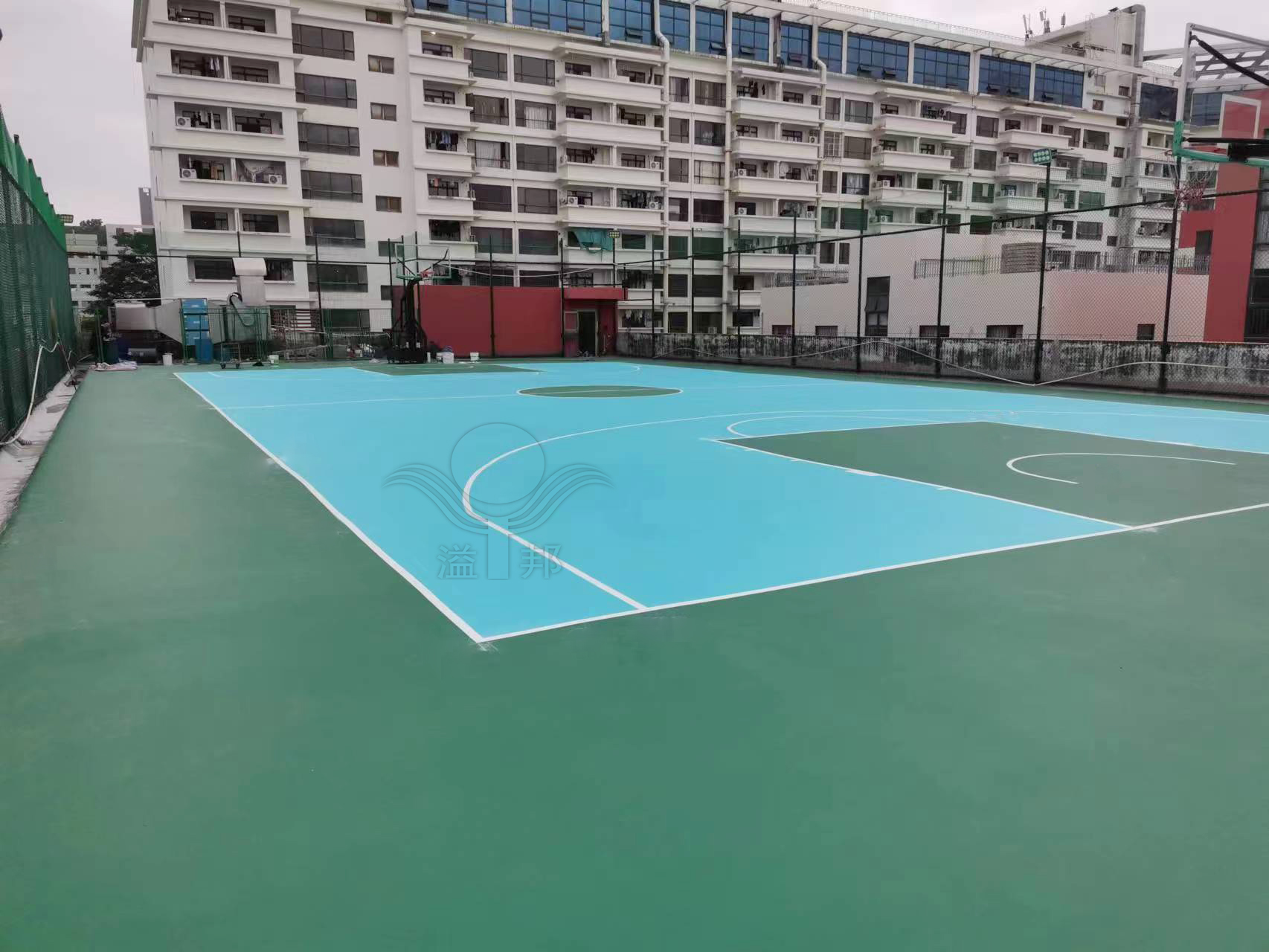 建一個(gè)籃球場(chǎng)需要多少錢？哪個(gè)籃球場(chǎng)建設(shè)廠家最劃算？