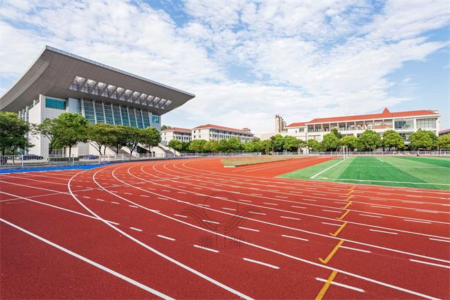 全塑型自結(jié)紋跑道：為運動場地帶來全新變革
